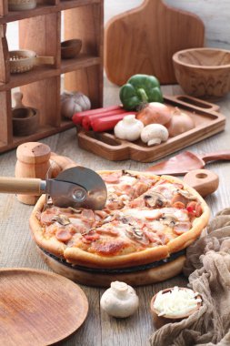 Pizza, genellikle yuvarlak, mayalanmış buğday bazlı hamurun domates, peynir ve çoğu zaman diğer malzemelerle kaplı olduğu İtalyan kökenli bir yemektir. 