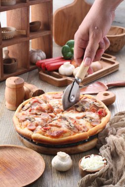 Pizza, genellikle yuvarlak, mayalanmış buğday bazlı hamurun domates, peynir ve çoğu zaman diğer malzemelerle kaplı olduğu İtalyan kökenli bir yemektir. 