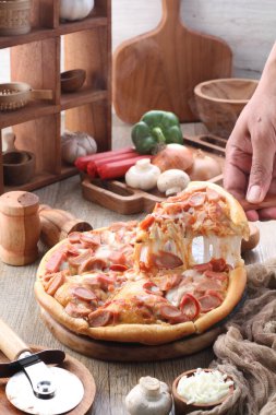 Pizza, genellikle yuvarlak, mayalanmış buğday bazlı hamurun domates, peynir ve çoğu zaman diğer malzemelerle kaplı olduğu İtalyan kökenli bir yemektir. 