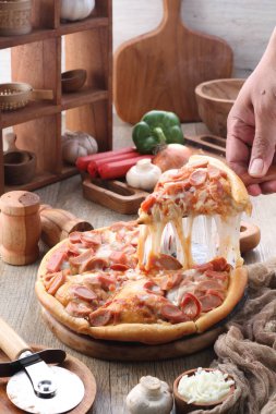 Pizza, genellikle yuvarlak, mayalanmış buğday bazlı hamurun domates, peynir ve çoğu zaman diğer malzemelerle kaplı olduğu İtalyan kökenli bir yemektir. 