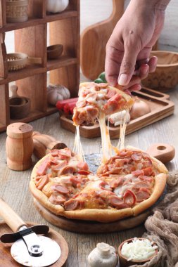 Pizza, genellikle yuvarlak, mayalanmış buğday bazlı hamurun domates, peynir ve çoğu zaman diğer malzemelerle kaplı olduğu İtalyan kökenli bir yemektir. 