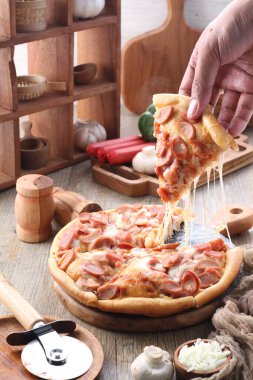 Pizza, genellikle yuvarlak, mayalanmış buğday bazlı hamurun domates, peynir ve çoğu zaman diğer malzemelerle kaplı olduğu İtalyan kökenli bir yemektir. 