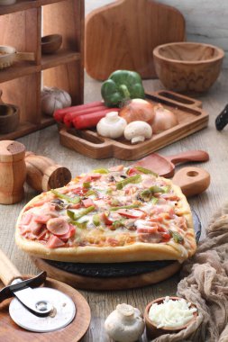 Pizza, genellikle yuvarlak, mayalanmış buğday bazlı hamurun domates, peynir ve çoğu zaman diğer malzemelerle kaplı olduğu İtalyan kökenli bir yemektir. 