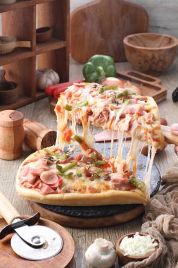 Pizza, genellikle yuvarlak, mayalanmış buğday bazlı hamurun domates, peynir ve çoğu zaman diğer malzemelerle kaplı olduğu İtalyan kökenli bir yemektir. 