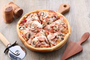 Pizza, genellikle yuvarlak, mayalanmış buğday bazlı hamurun domates, peynir ve çoğu zaman diğer malzemelerle kaplı olduğu İtalyan kökenli bir yemektir. 