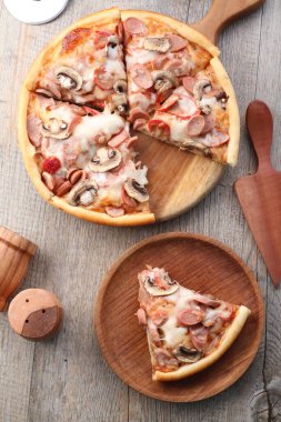 Pizza, genellikle yuvarlak, mayalanmış buğday bazlı hamurun domates, peynir ve çoğu zaman diğer malzemelerle kaplı olduğu İtalyan kökenli bir yemektir. 