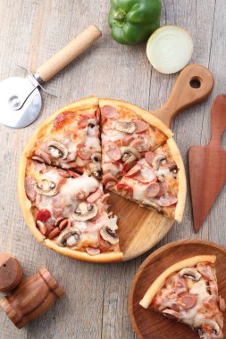 Pizza, genellikle yuvarlak, mayalanmış buğday bazlı hamurun domates, peynir ve çoğu zaman diğer malzemelerle kaplı olduğu İtalyan kökenli bir yemektir. 