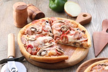Pizza, genellikle yuvarlak, mayalanmış buğday bazlı hamurun domates, peynir ve çoğu zaman diğer malzemelerle kaplı olduğu İtalyan kökenli bir yemektir. 