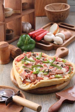 Pizza, genellikle yuvarlak, mayalanmış buğday bazlı hamurun domates, peynir ve çoğu zaman diğer malzemelerle kaplı olduğu İtalyan kökenli bir yemektir. 