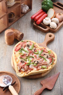 Pizza, genellikle yuvarlak, mayalanmış buğday bazlı hamurun domates, peynir ve çoğu zaman diğer malzemelerle kaplı olduğu İtalyan kökenli bir yemektir. 