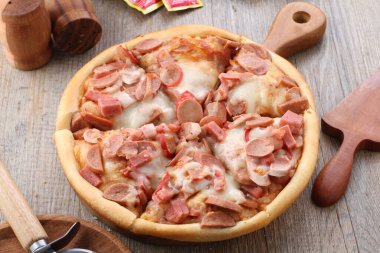 Pizza, genellikle yuvarlak, mayalanmış buğday bazlı hamurun domates, peynir ve çoğu zaman diğer malzemelerle kaplı olduğu İtalyan kökenli bir yemektir. 