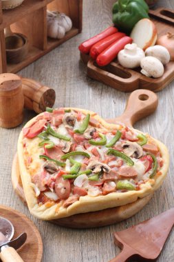 Pizza, genellikle yuvarlak, mayalanmış buğday bazlı hamurun domates, peynir ve çoğu zaman diğer malzemelerle kaplı olduğu İtalyan kökenli bir yemektir. 