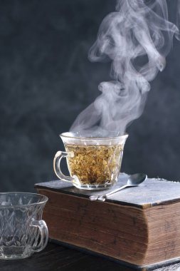 Çay, muhtemelen Çin 'in güneybatısı ve Myanmar' ın kuzeyinden gelen ve Doğu Asya 'ya özgü yemyeşil bir çalı olan Camellia Sinensis' in taze yapraklarının üzerine sıcak ya da kaynar su dökülerek hazırlanan aromatik bir içecektir..