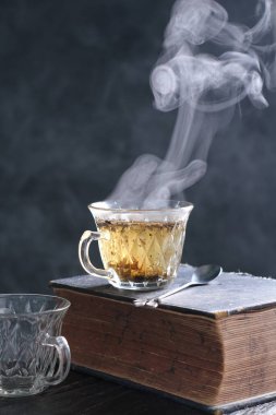 Çay, muhtemelen Çin 'in güneybatısı ve Myanmar' ın kuzeyinden gelen ve Doğu Asya 'ya özgü yemyeşil bir çalı olan Camellia Sinensis' in taze yapraklarının üzerine sıcak ya da kaynar su dökülerek hazırlanan aromatik bir içecektir..