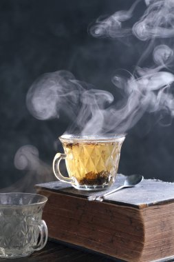 Çay, muhtemelen Çin 'in güneybatısı ve Myanmar' ın kuzeyinden gelen ve Doğu Asya 'ya özgü yemyeşil bir çalı olan Camellia Sinensis' in taze yapraklarının üzerine sıcak ya da kaynar su dökülerek hazırlanan aromatik bir içecektir..