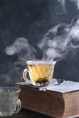 Çay, muhtemelen Çin 'in güneybatısı ve Myanmar' ın kuzeyinden gelen ve Doğu Asya 'ya özgü yemyeşil bir çalı olan Camellia Sinensis' in taze yapraklarının üzerine sıcak ya da kaynar su dökülerek hazırlanan aromatik bir içecektir..