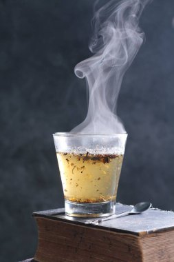 Çay, muhtemelen Çin 'in güneybatısı ve Myanmar' ın kuzeyinden gelen ve Doğu Asya 'ya özgü yemyeşil bir çalı olan Camellia Sinensis' in taze yapraklarının üzerine sıcak ya da kaynar su dökülerek hazırlanan aromatik bir içecektir..