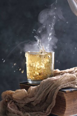 Çay, muhtemelen Çin 'in güneybatısı ve Myanmar' ın kuzeyinden gelen ve Doğu Asya 'ya özgü yemyeşil bir çalı olan Camellia Sinensis' in taze yapraklarının üzerine sıcak ya da kaynar su dökülerek hazırlanan aromatik bir içecektir..