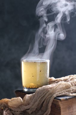 Çay, muhtemelen Çin 'in güneybatısı ve Myanmar' ın kuzeyinden gelen ve Doğu Asya 'ya özgü yemyeşil bir çalı olan Camellia Sinensis' in taze yapraklarının üzerine sıcak ya da kaynar su dökülerek hazırlanan aromatik bir içecektir..