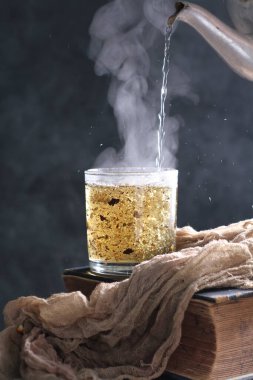 Çay, muhtemelen Çin 'in güneybatısı ve Myanmar' ın kuzeyinden gelen ve Doğu Asya 'ya özgü yemyeşil bir çalı olan Camellia Sinensis' in taze yapraklarının üzerine sıcak ya da kaynar su dökülerek hazırlanan aromatik bir içecektir..