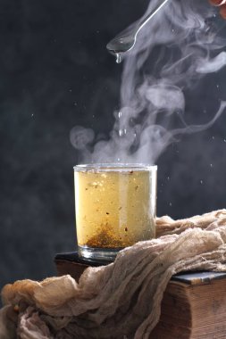 Kopi Tubruk, Endonezya tarzı bir kahvedir. Sıcak su doğrudan bardağın içine dökülür. Filtreleme yapılmadan, genellikle şeker de eklenir.. 