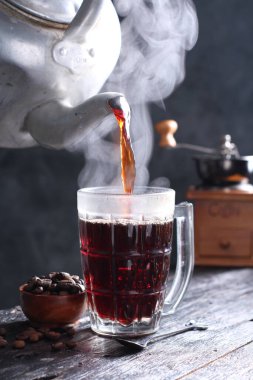 Kopi Tubruk, Endonezya tarzı bir kahvedir. Sıcak su doğrudan bardağın üzerine dökülür. Filtreleme olmadan, genellikle şeker ile birlikte. Bali 'de Kopi Tubruk 