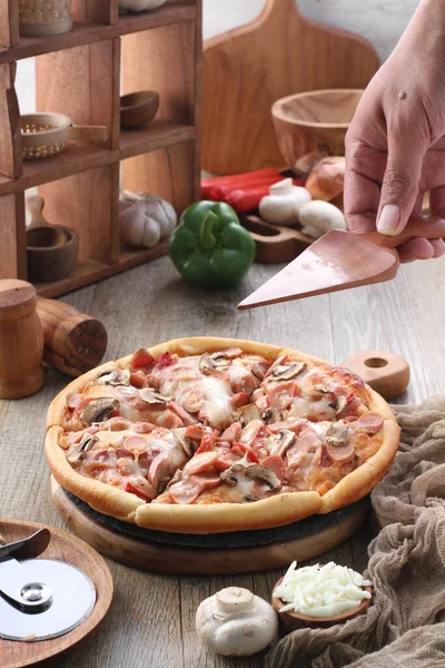 Pizza Plato Origen Italiano Que Consiste Una Base Generalmente Redonda — Foto de Stock