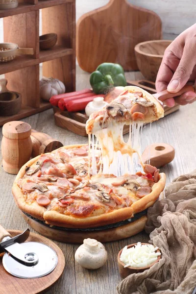 Pizza Plato Origen Italiano Que Consiste Una Base Generalmente Redonda —  Fotos de Stock