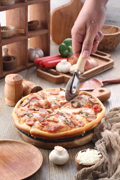 Pizza Ist Ein Gericht Italienischen Ursprungs Das Aus Einem Gewöhnlich — Stockfoto