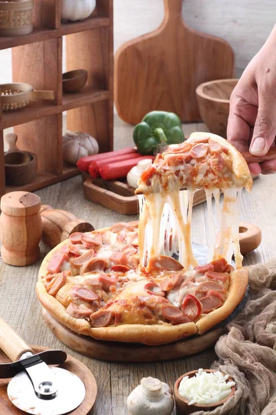 Pizza Plato Origen Italiano Que Consiste Una Base Generalmente Redonda —  Fotos de Stock