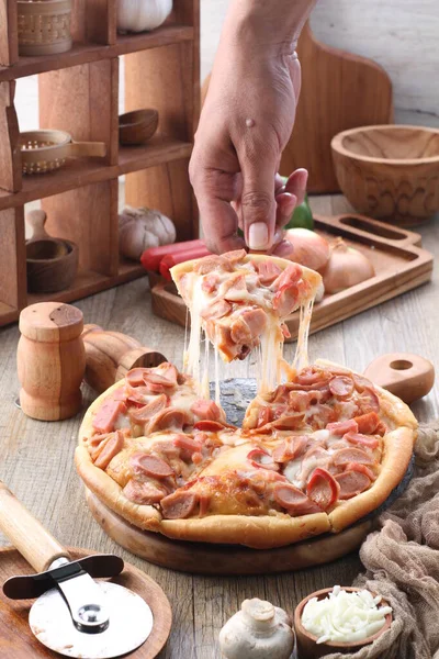 Pizza Danie Włoskiego Pochodzenia Składające Się Okrągłej Płaskiej Bazy Kwaśnego — Zdjęcie stockowe