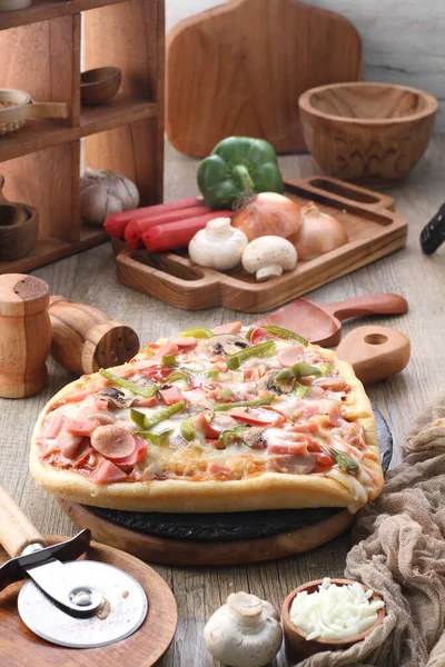 Pizza Prato Origem Italiana Que Consiste Uma Base Geralmente Redonda — Fotografia de Stock