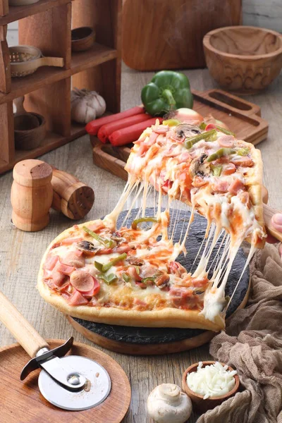 Pizza Ist Ein Gericht Italienischen Ursprungs Das Aus Einem Gewöhnlich — Stockfoto