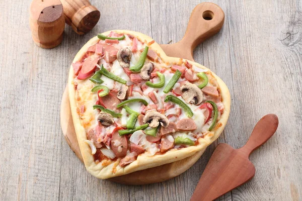 Pizza Dish Italian Origin Consisting Usually Flat Base Leavened Wheat — Stock Photo, Image
