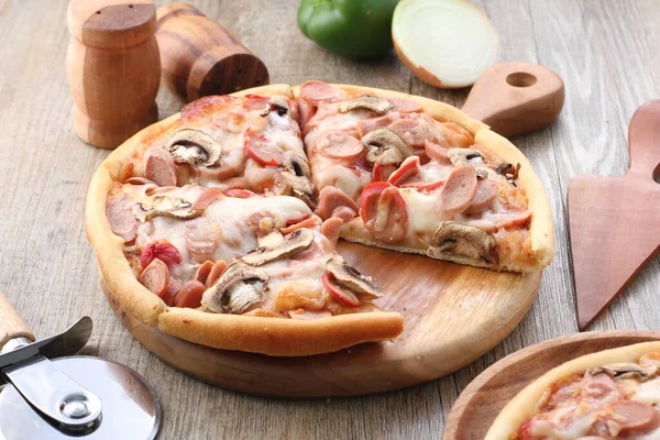 Pizza Dish Italian Origin Consisting Usually Flat Base Leavened Wheat — Stock Photo, Image