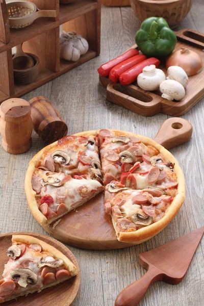 Pizza Genellikle Yuvarlak Mayalanmış Buğday Bazlı Hamurun Domates Peynir Çoğu — Stok fotoğraf