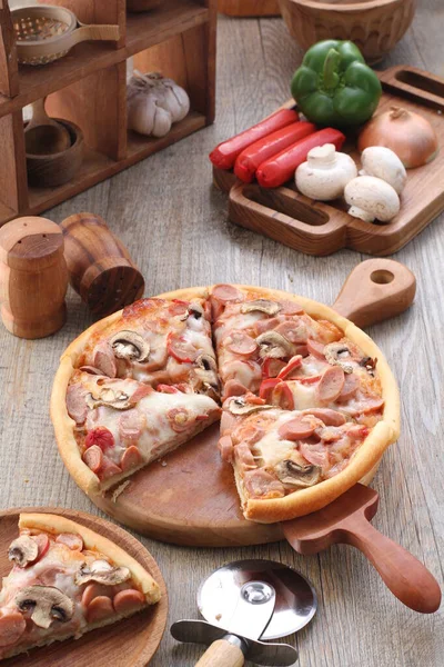 Pizza Plato Origen Italiano Que Consiste Una Base Generalmente Redonda — Foto de Stock