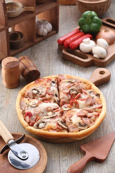 Pizza Prato Origem Italiana Que Consiste Uma Base Geralmente Redonda — Fotografia de Stock