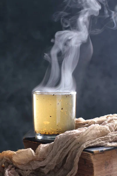 Thé Est Une Boisson Aromatique Préparée Versant Eau Chaude Bouillante — Photo