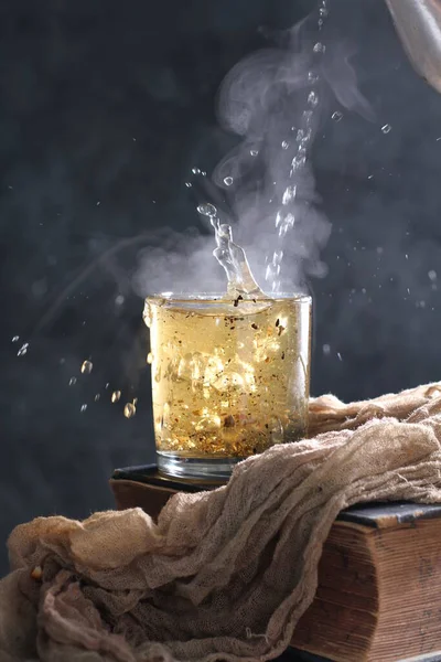 Thee Een Aromatische Drank Bereid Door Heet Kokend Water Gieten — Stockfoto