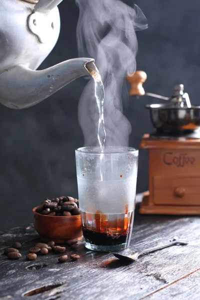 トゥブルク Kopi Tubruk はインドネシア風のコーヒーで 通常は砂糖を加えて濾過することなく ガラスの中に直接上質なコーヒーグラウンドにお湯を注ぎます — ストック写真