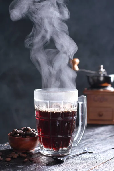 Kopi Tubruk 인도네시아식 커피로서 일반적으로 설탕을 첨가하는 양질의 뜨거운 붓는다 — 스톡 사진
