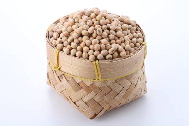 Beyaz arka planda izole edilmiş bir kasedeki soya fasulyesi.