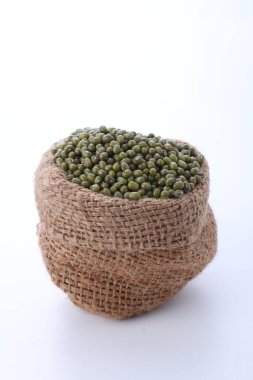 Beyaz arkaplanda yeşil bezelyeler