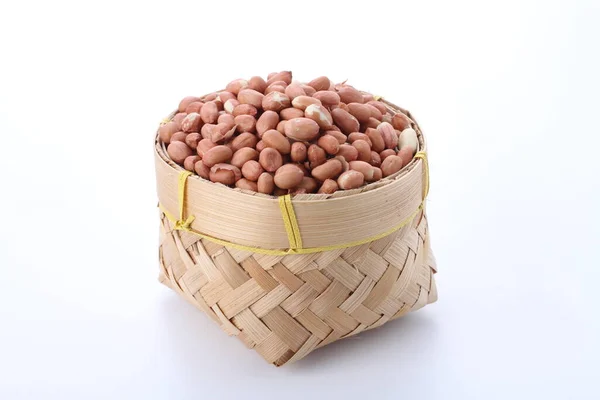 红豆放在木制碗里 白色背景隔离 — 图库照片