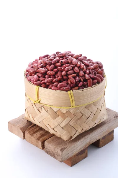 白い背景に隔離された木製のボウルに赤い豆 — ストック写真