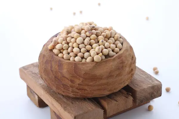 生鹰嘴豆在白色背景的木制碗里 — 图库照片