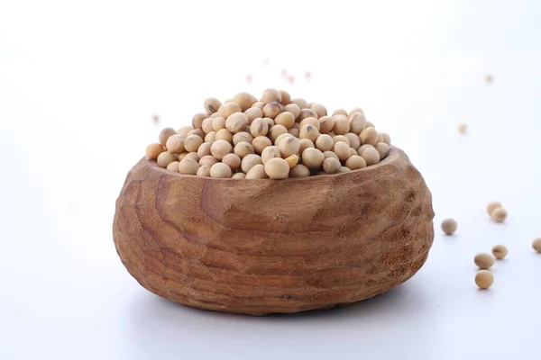 用白色背景隔离的木制碗盛放生鹰嘴豆 — 图库照片