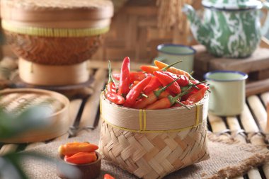 Beyaz arkaplanda Cayenne biberi