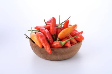 Beyaz arkaplanda Cayenne biberi